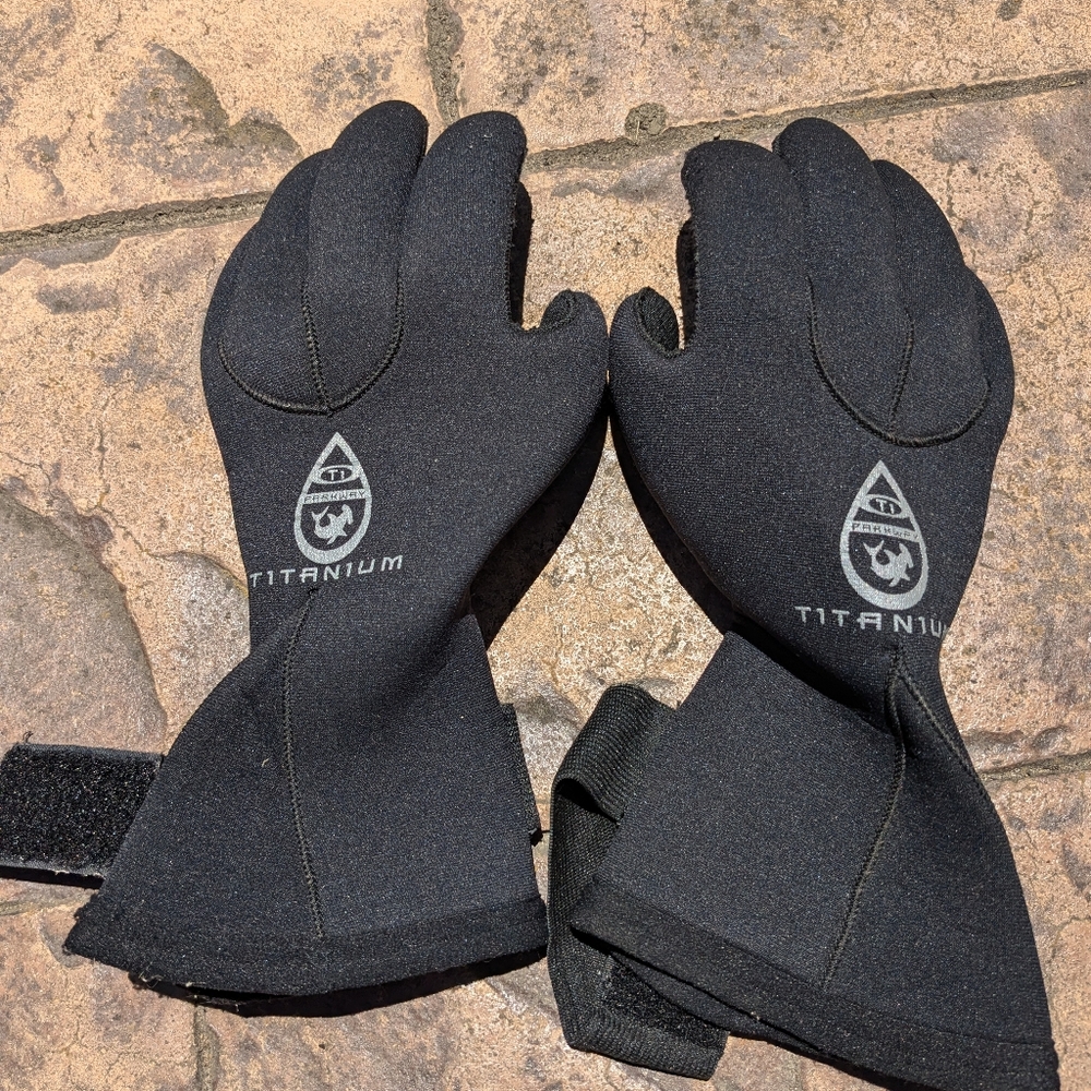 Scuba gloves